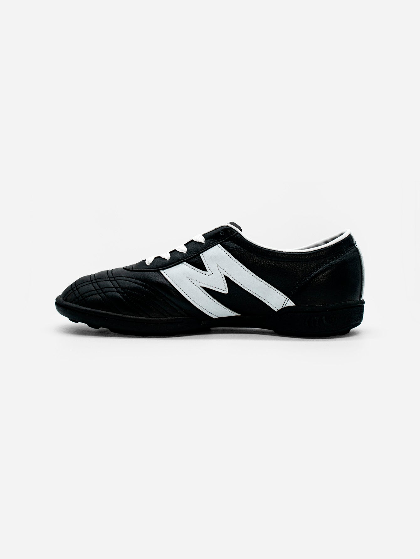 Tenis Fútbol Rápido Manríquez MID SX | Negro y Blanco