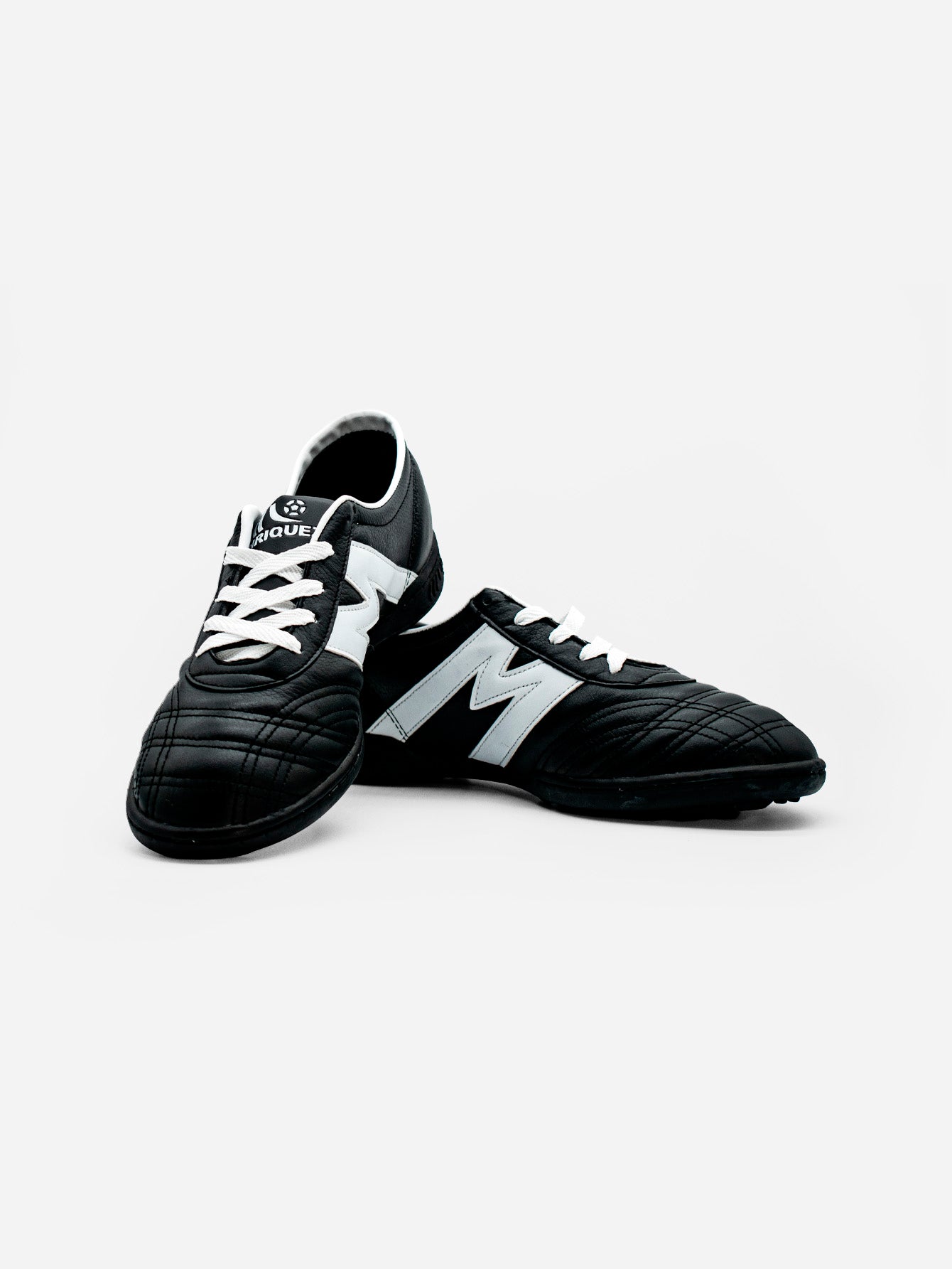 Tenis Fútbol Rápido Manríquez MID SX | Negro y Blanco