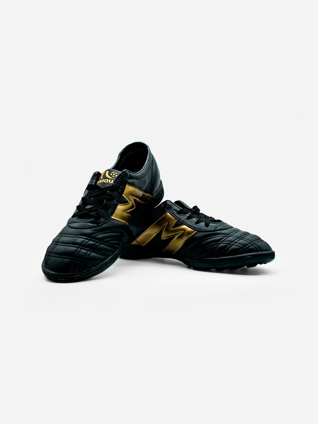 Tenis Fútbol Rápido Manríquez MITHOS | Negro y Dorado
